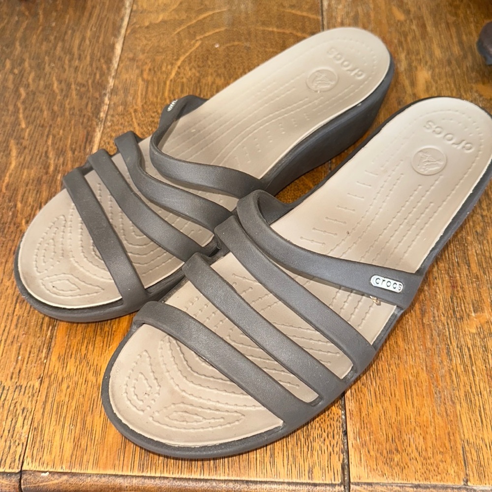 CROCS RHONDA WEDGE SANDALS SZ11 BROWN